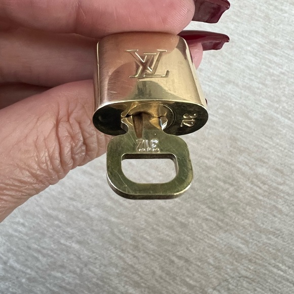 LOUIS VUITTON LOCK & KEY full inclusion w Italian 14kt plated chain Italy stamp🎁 - Picture 4 of 12